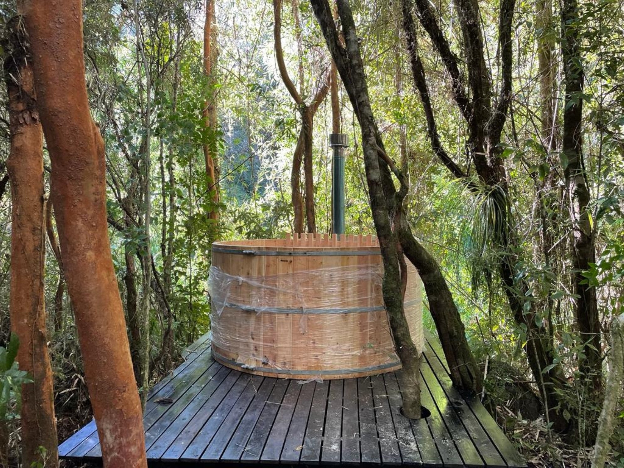 Tinaja de Madera vs Jacuzzi: ¿Cuál Elegir en Chile?