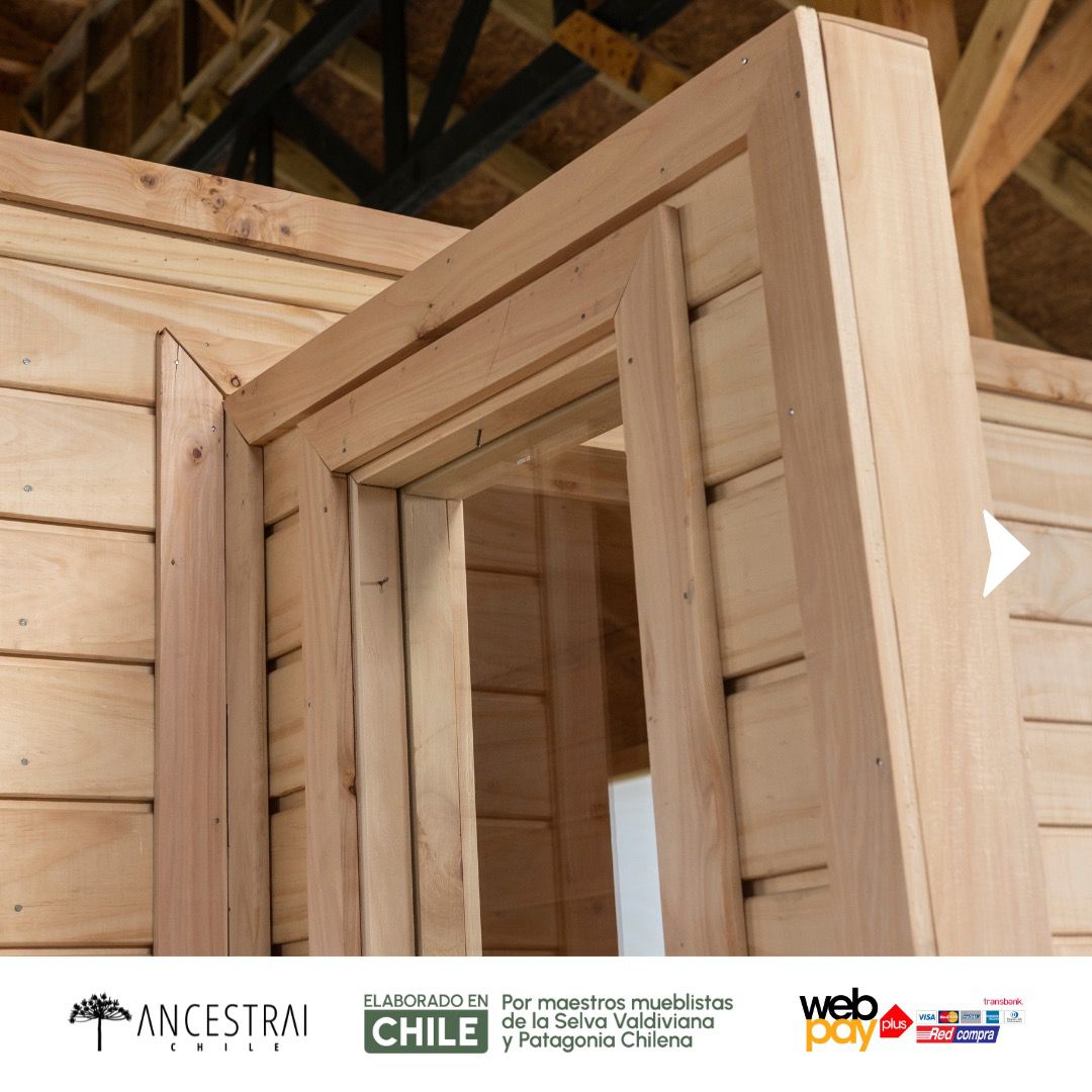 Interior de sauna de ciprés con bancas escalonadas y brasero eléctrico