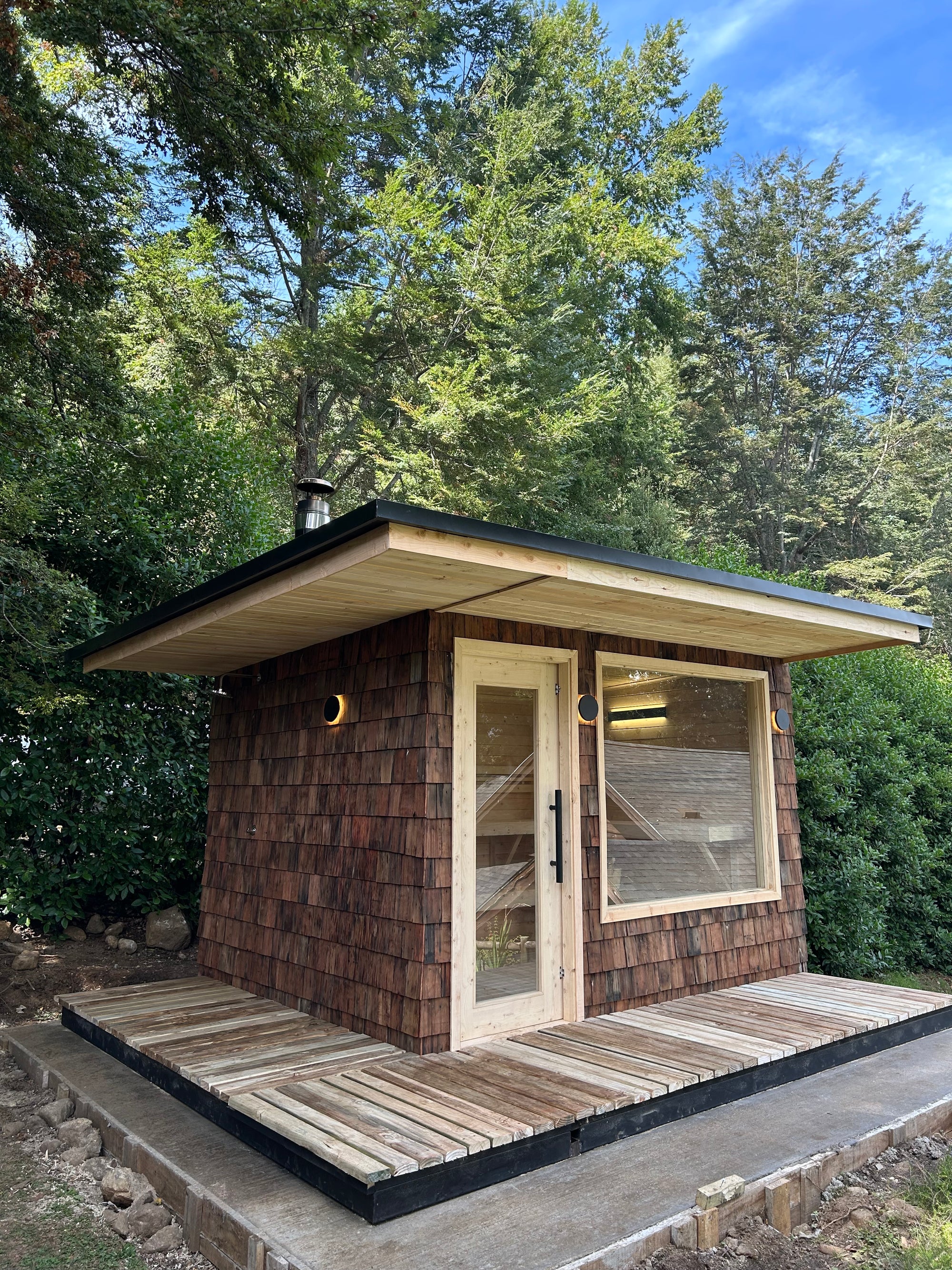 Interior amplio de sauna comercial para 8 personas con bancas de ciprés