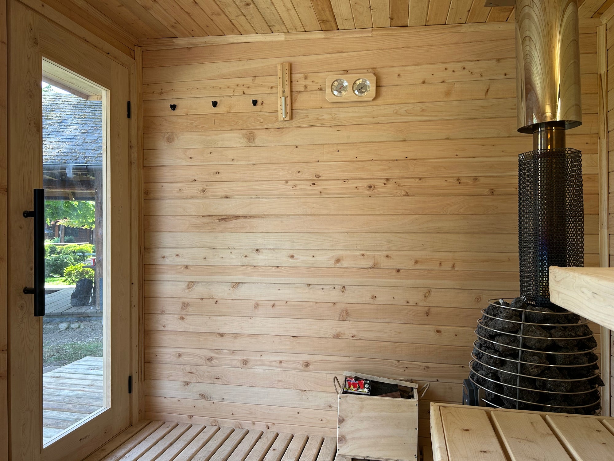 Instalación de sauna comercial con grúa en bosque de pinos