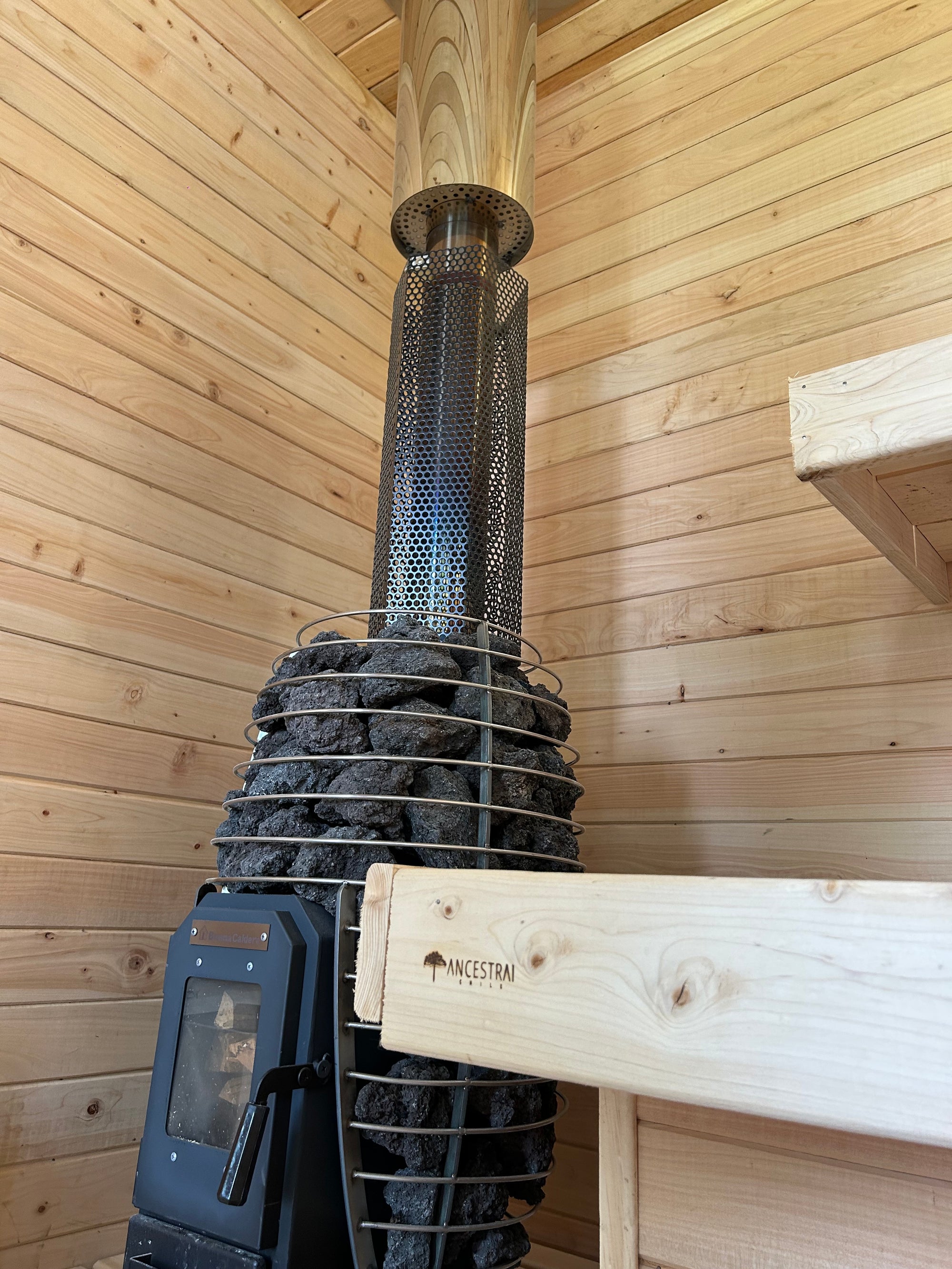 Instalación de sauna comercial con grúa en bosque de pinos