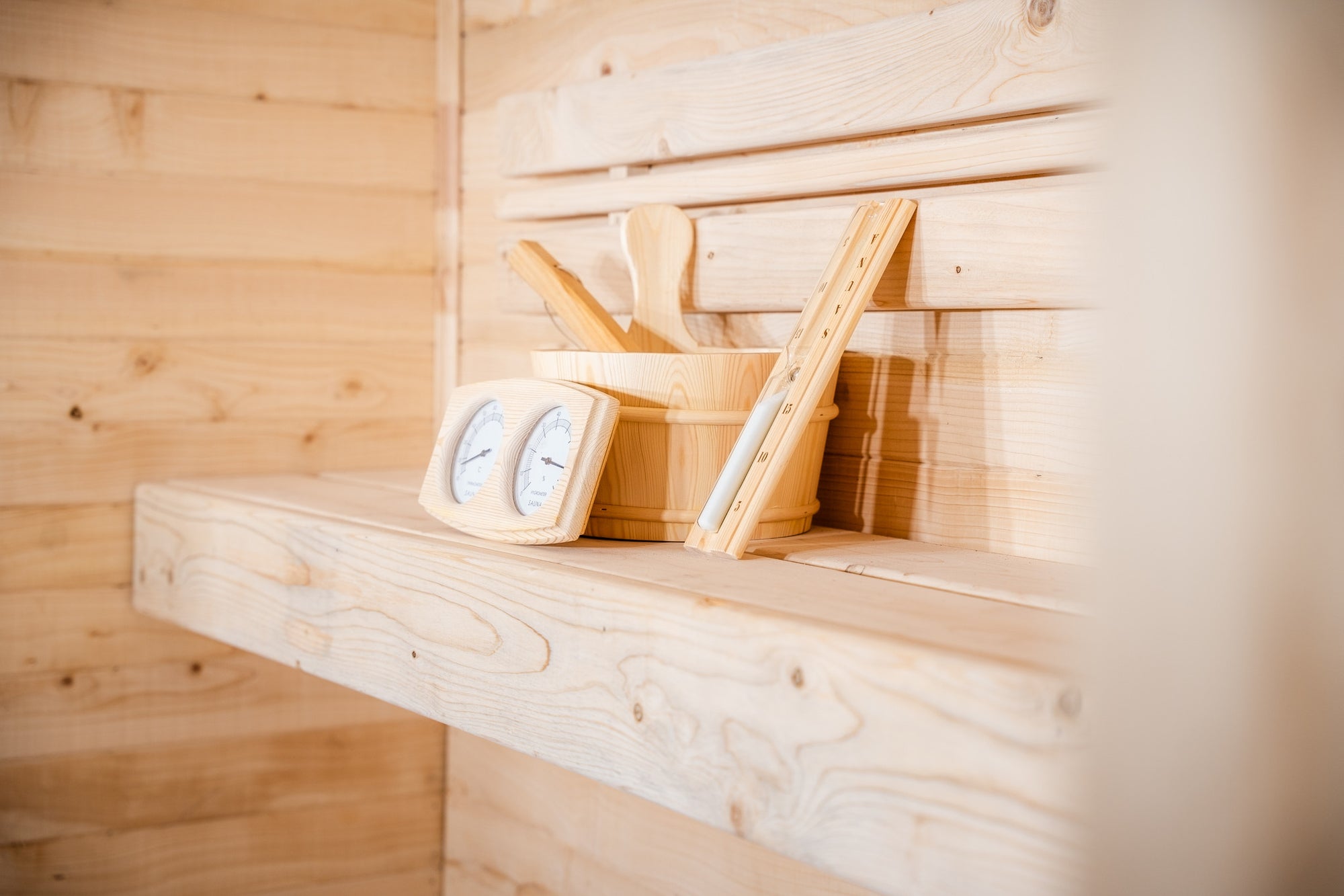 Interior de sauna a leña para 4 personas con piedras volcánicas
