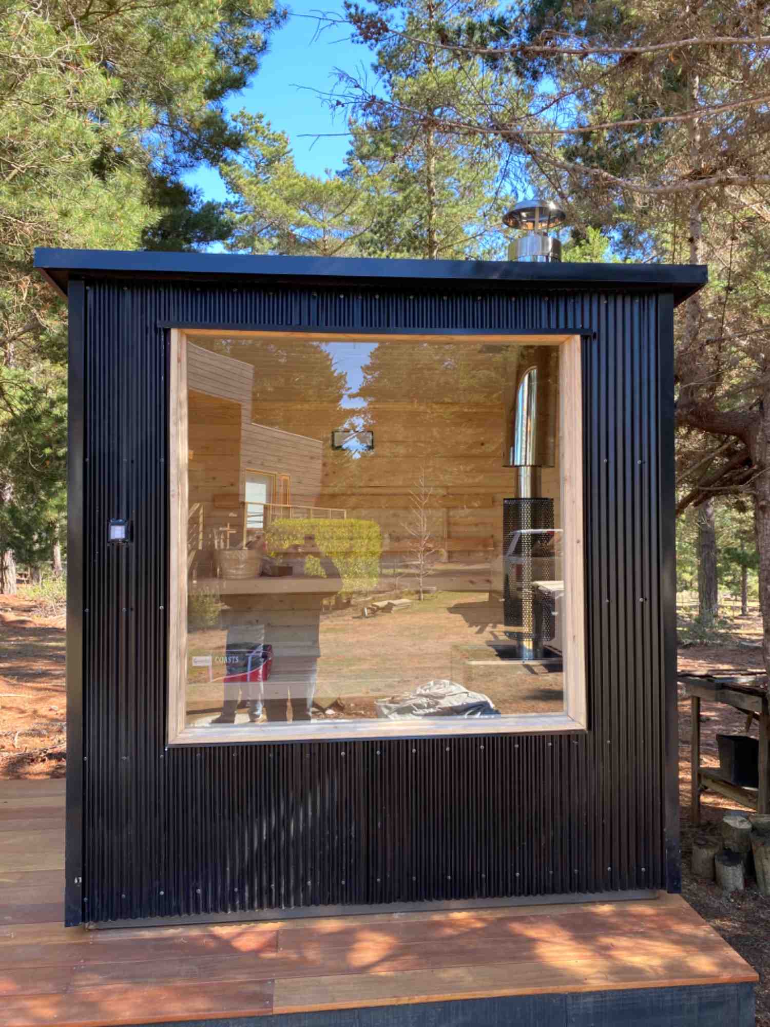 Interior de sauna a leña para 4 personas con piedras volcánicas