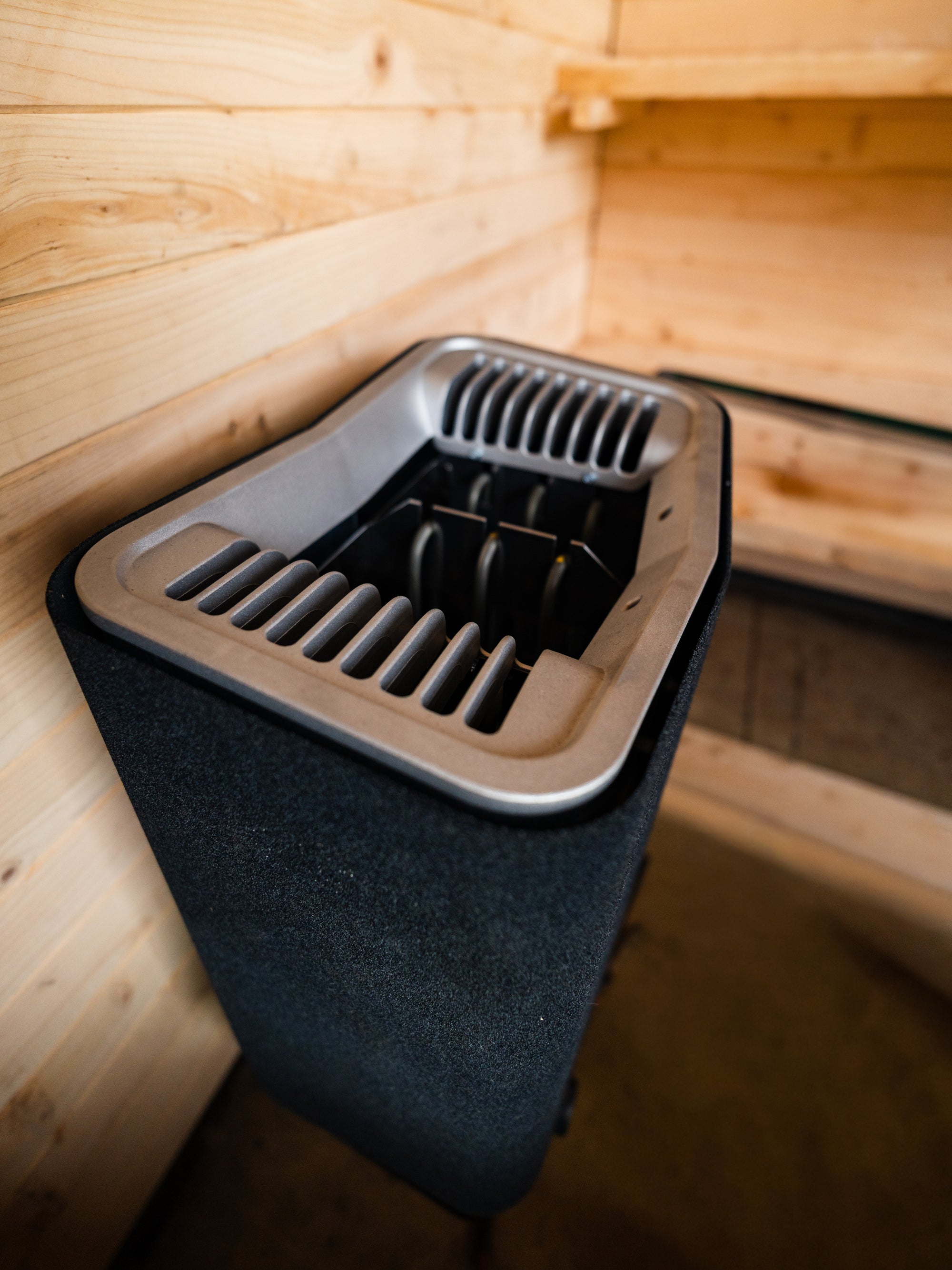 Interior de sauna exterior para 4 personas con bancas de ciprés