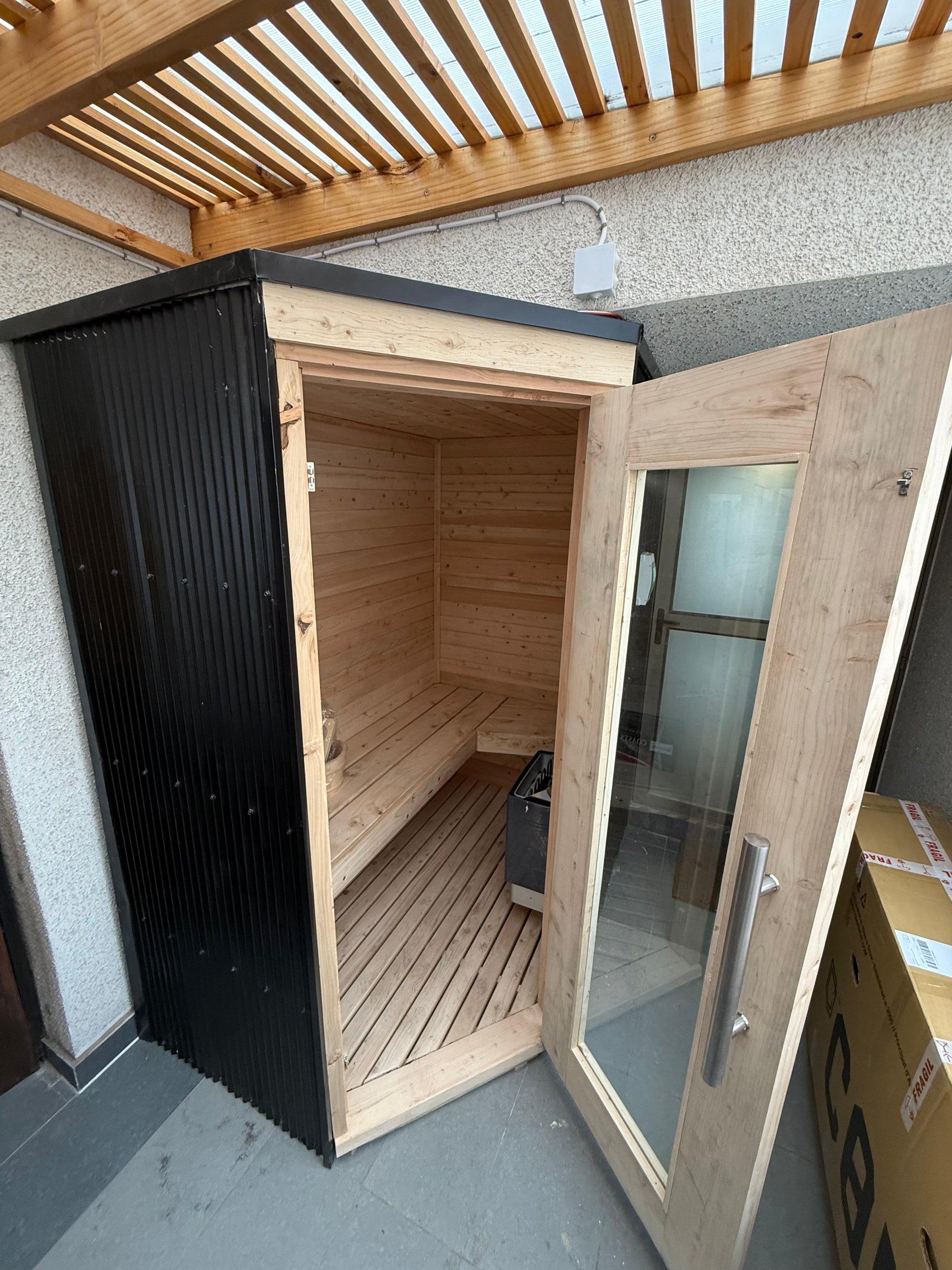 Interior de sauna exterior de madera a medida — Ancestral Chile