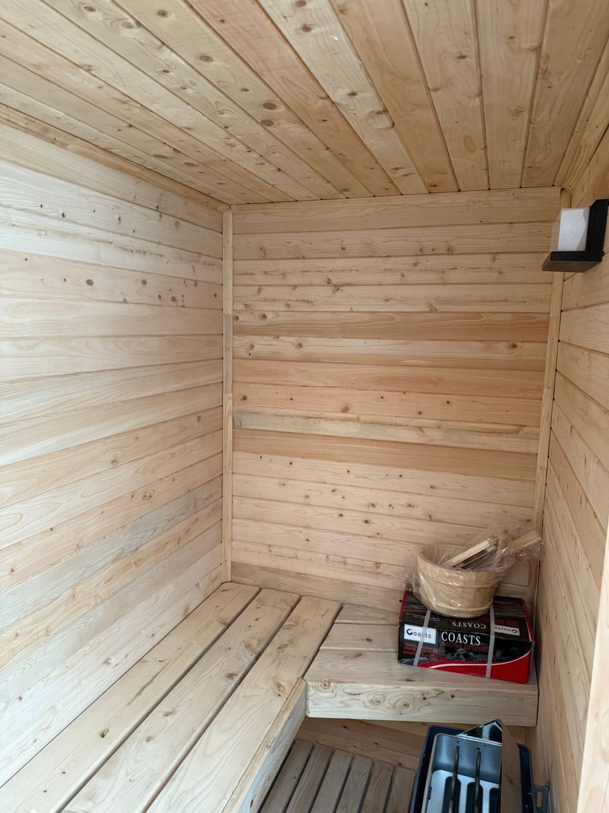 Detalle de ensamblaje de sauna exterior de madera a medida