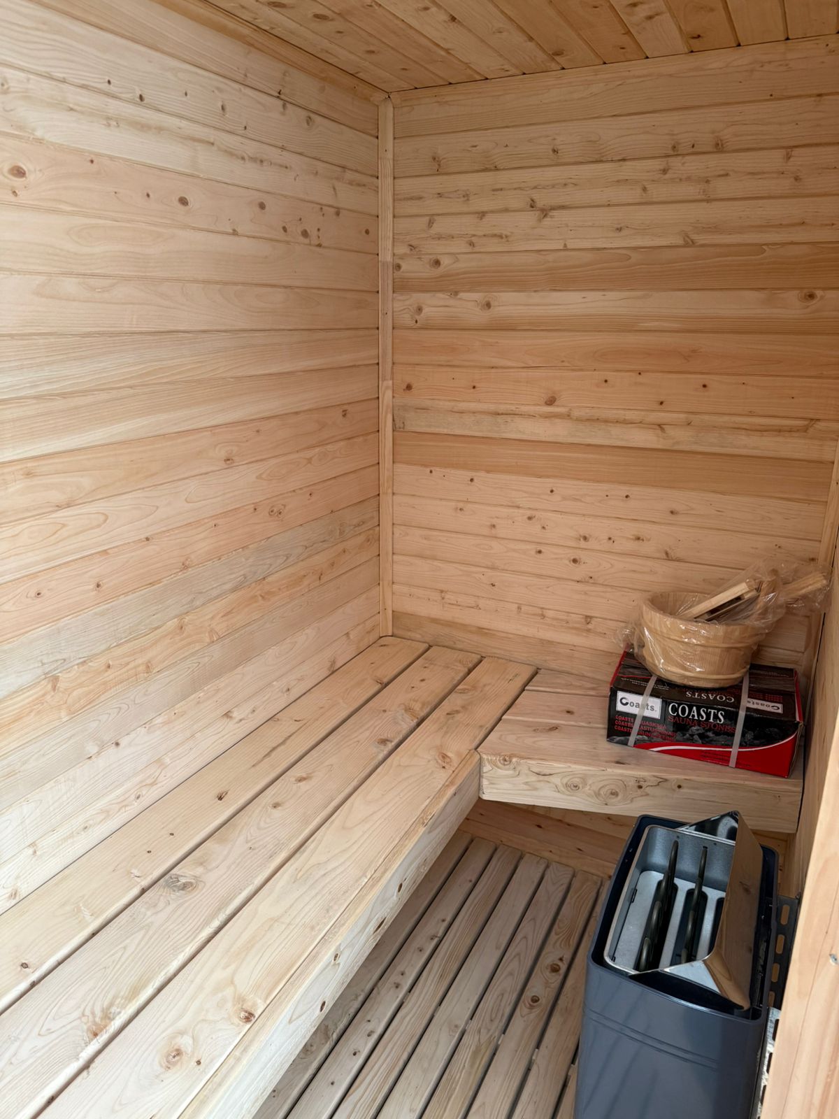 Instalación de sauna exterior de madera a medida en terreno