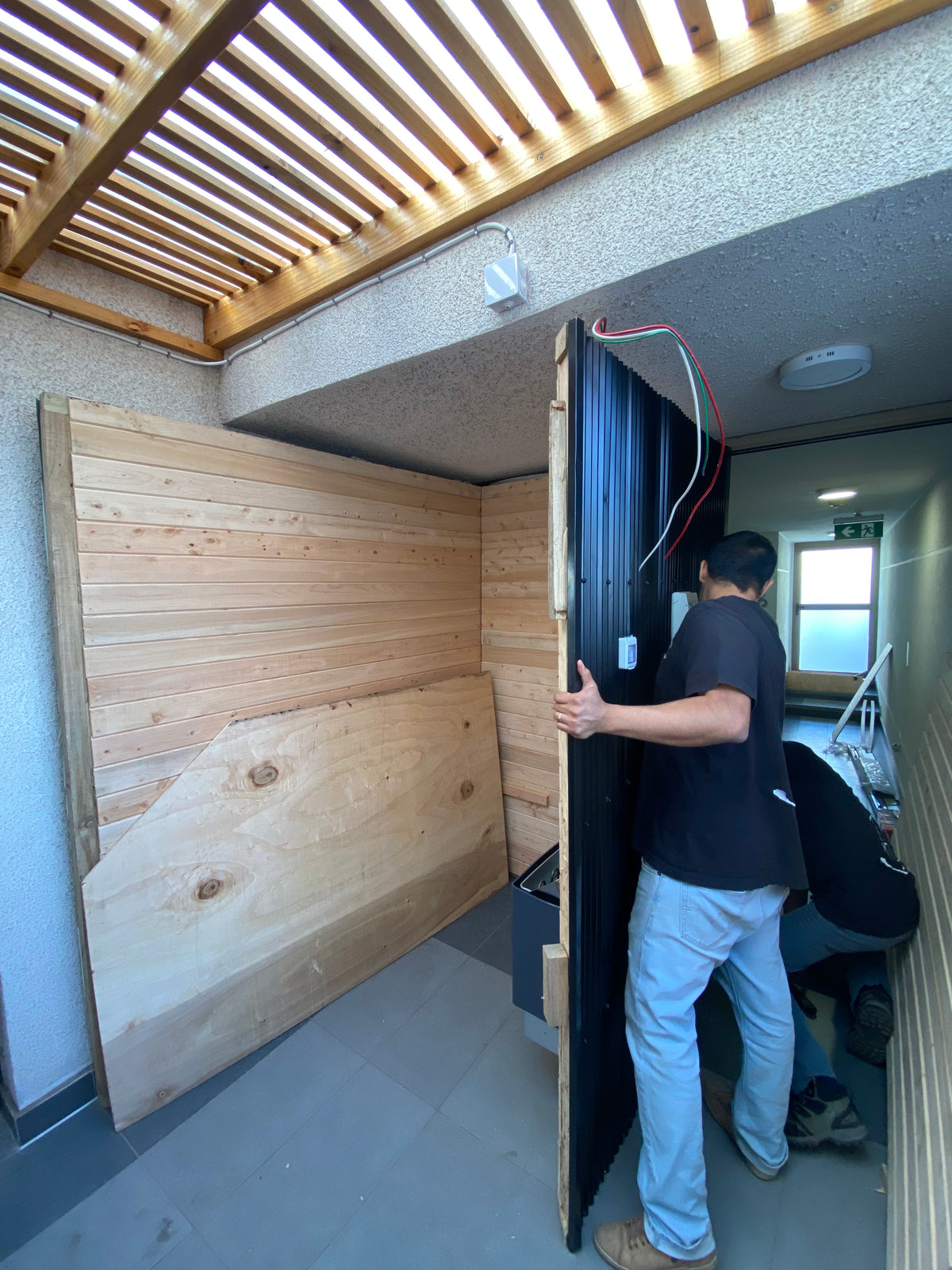Sauna exterior de madera a medida instalado en jardín — Chile